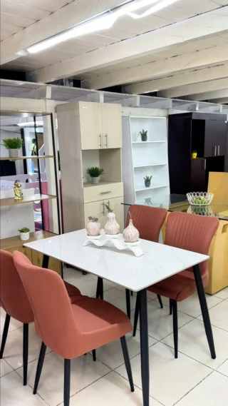 Dale a tu hogar un toque de lujo sin salirte de tu presupuesto. Nuestro nuevo comedor moderno combina elegancia, alta resistencia y un tamaño perfecto que se adapta a cualquier espacio. ¡Lleva un diseño de revista a un precio que realmente te sorprenderá! Escríbenos ahora mismo para consultar la disponibilidad y asegura el tuyo antes de que se agoten.

🪨 Mesa en piedra sinterizada resistente a manchas y rayones
📐 Tamaño versátil ideal para optimizar tus espacios
🪑 Sillas Hams finamente acolchadas para mayor confort
🧵 Tapizado en tela premium con estructura metálica negra
✨ Acabados de alta calidad con diseño de vanguardia

⭐ Variedad y calidad al mejor precio ⭐

📍Cra 8 # 12-44, Pereira, Risaralda
📦 Envíos a todo el eje cafetero
📲 Contáctanos: 315 578 6782 - wa.me/573155786782
🌐 www.elmundodelosmuebles.com

#ElMundoDeLosMuebles #MueblesPereira #MueblesColombia #HogarConEstilo #MueblesConEstilo #DiseñoInterior #PersonalizaciónEnMuebles
#ComedoresModernos #PiedraSinterizada #ComedorDeRevista #RenuevaTuComedor #MueblesModernos